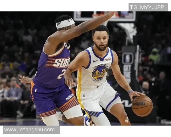 勇士与太阳常规赛激战回顾球星表现与战术分析全景呈现